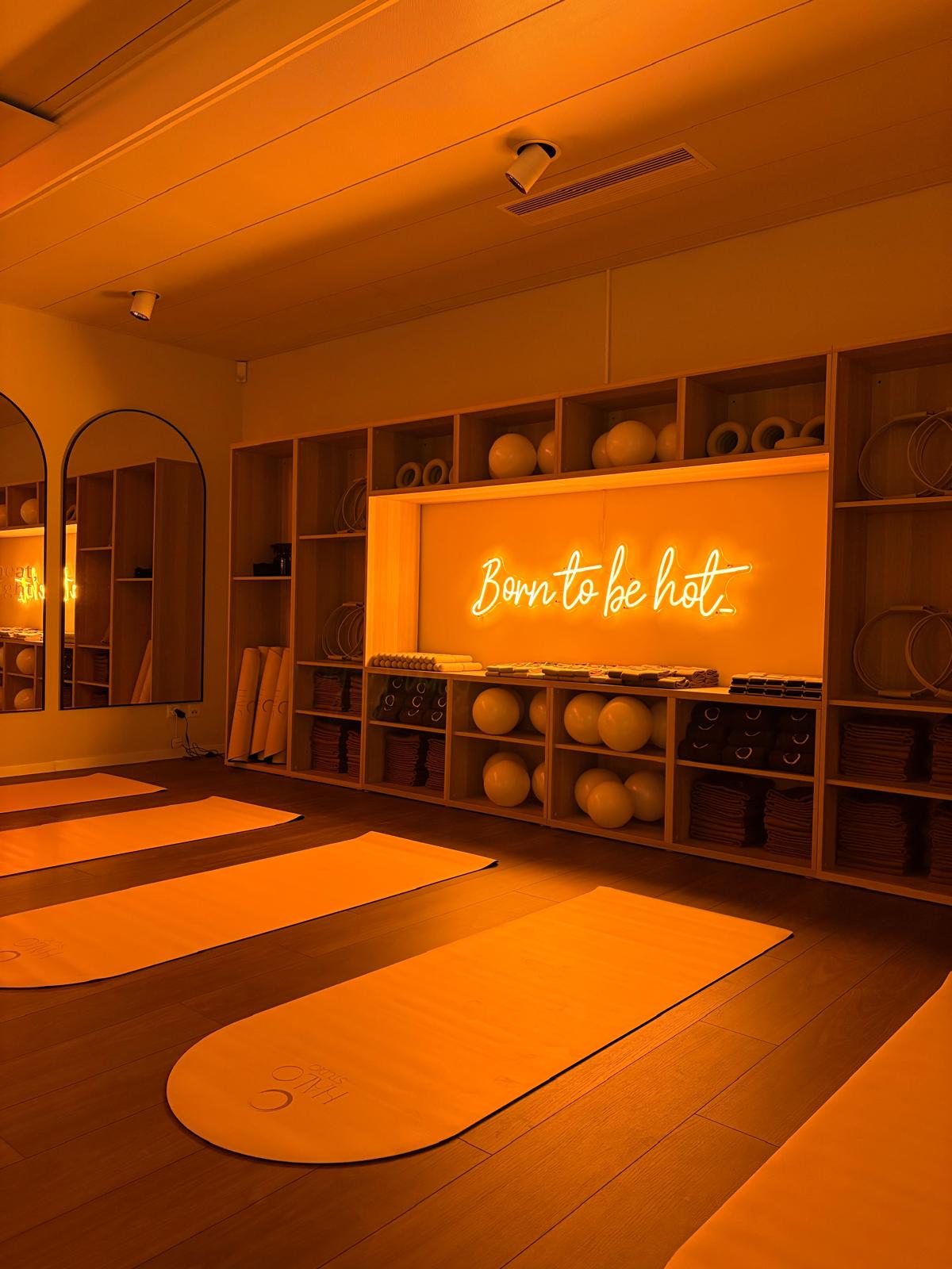 Hot room — vue d'ensemble avec tapis et miroirs en arche