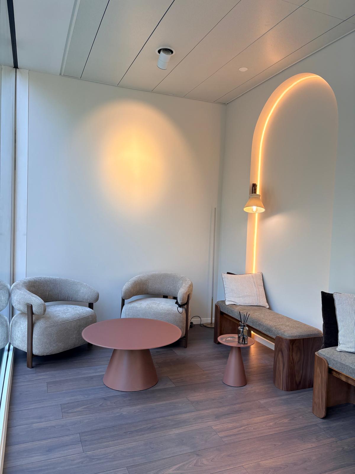 Accueil boutique — étagères sculptées et banc bois