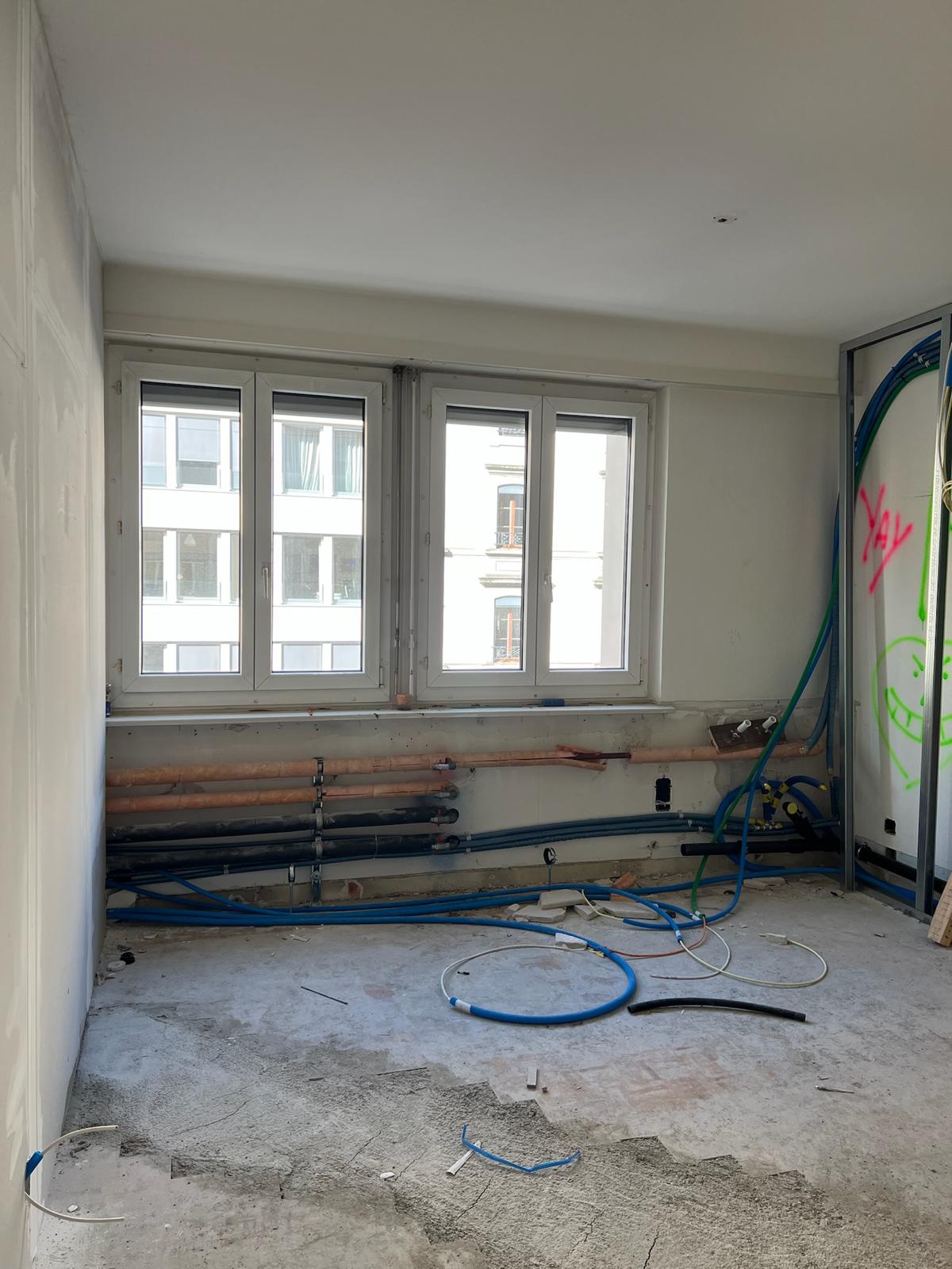 Avant chantier — pièce avec arrivées d'eau et gaines techniques en attente