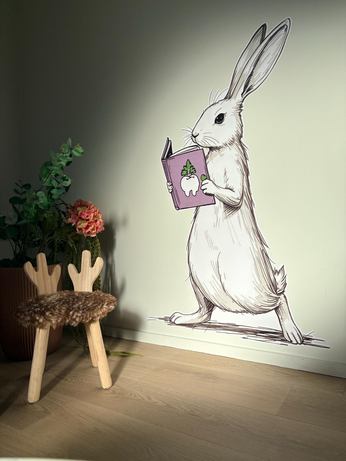 Fresque murale grand format — lapin lisant un livre 'dent', tabouret bois et fleurs