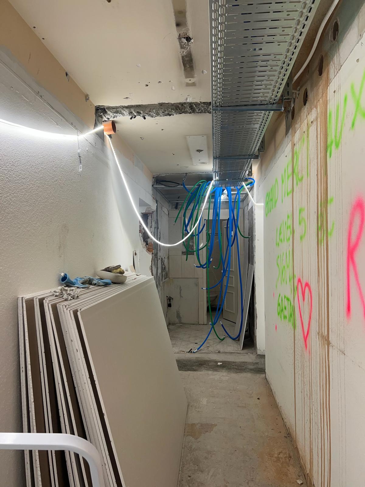 Avant chantier — couloir technique, chemins de câbles et passages électriques