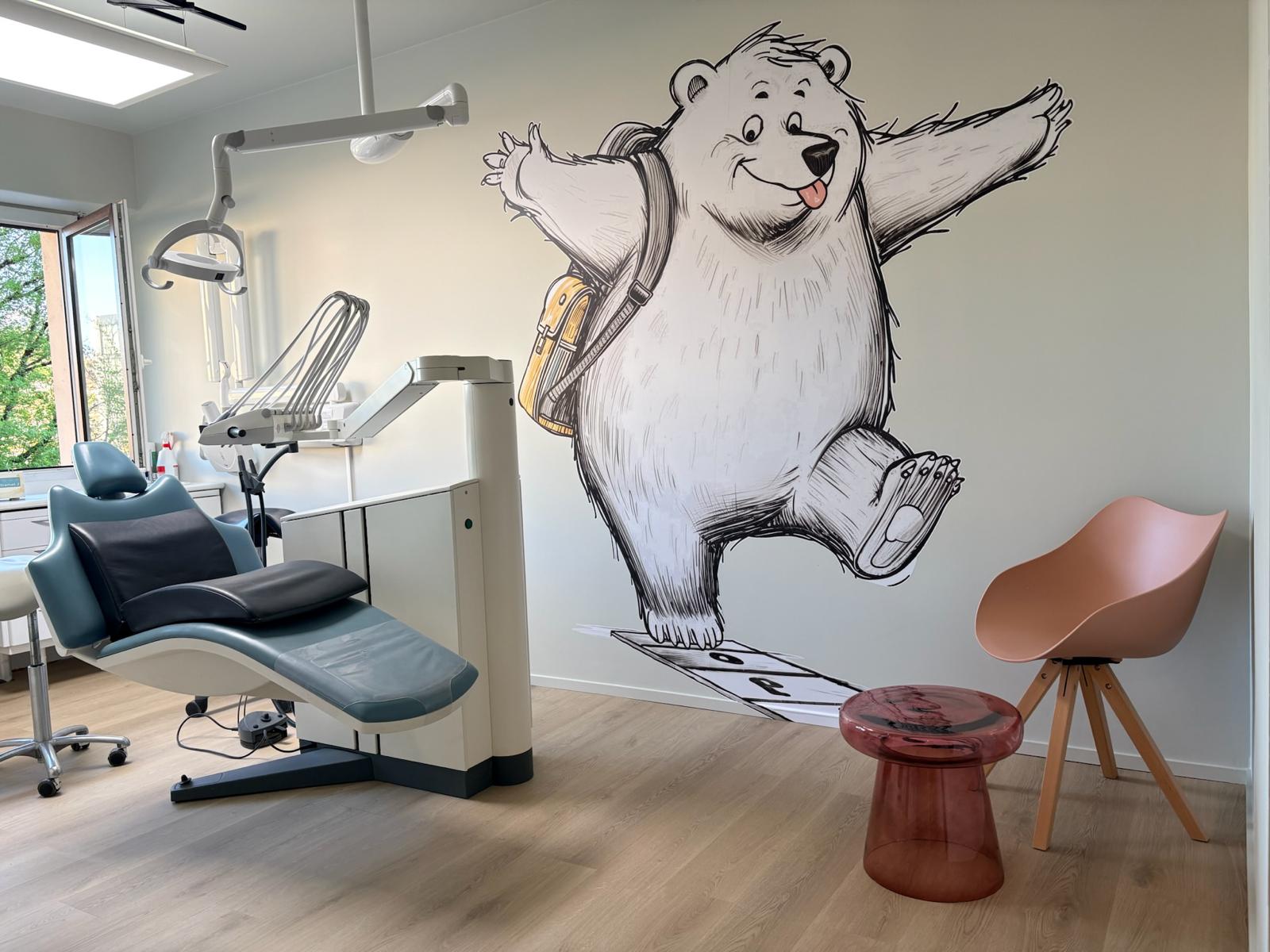 Salle de soin — fauteuil dentaire bleu et fresque murale ours en sac à dos sur fond pastel