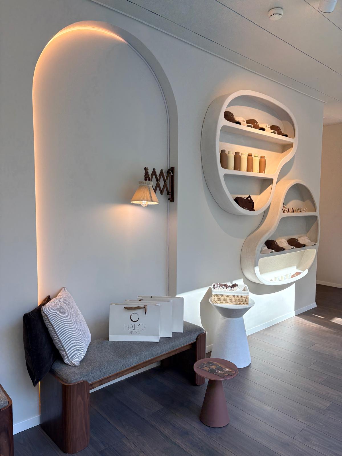 Boutique — vue d'ensemble lounge et étagères organiques