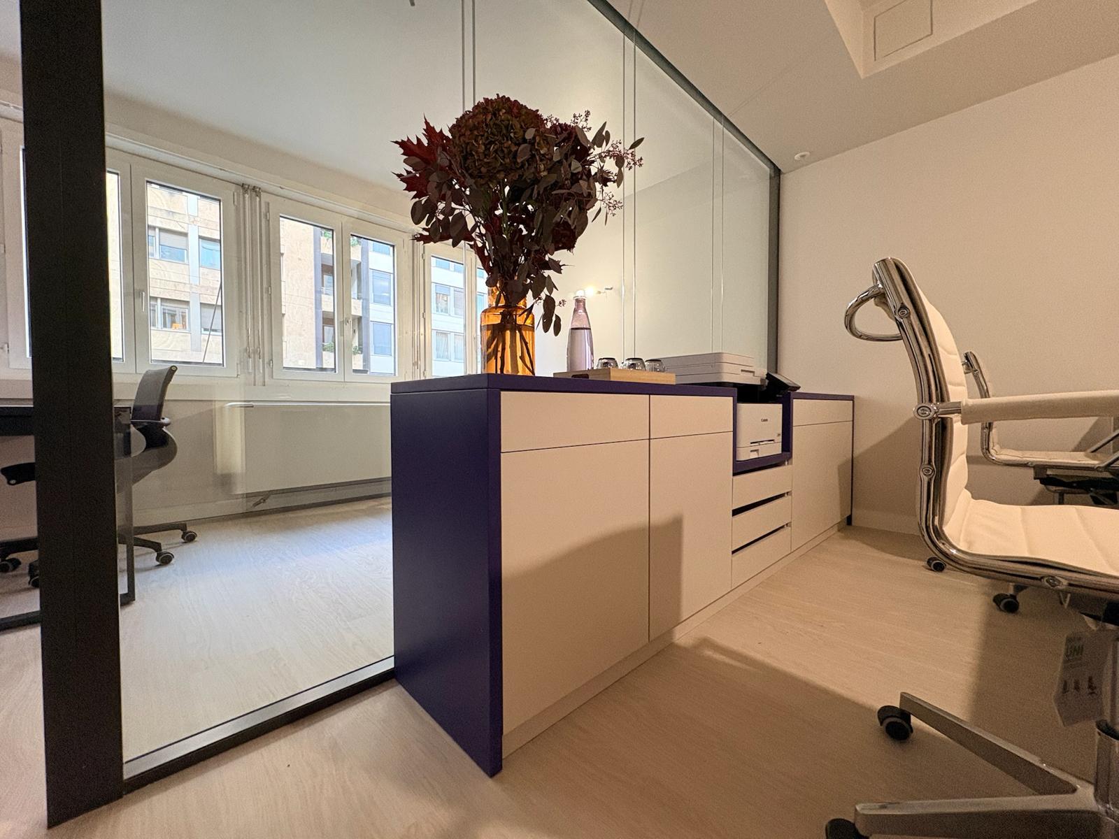 Bureau — meuble bas blanc et violet, verrière et fauteuil cuir