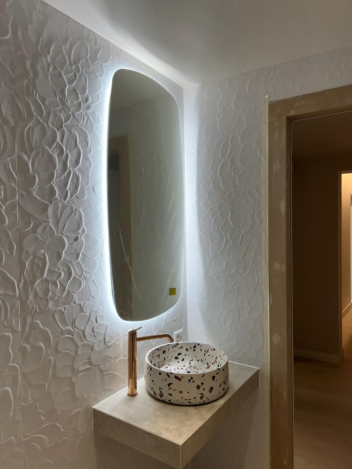 Sanitaire — miroir oblong rétroéclairé, faïence à motifs floraux en relief et vasque terrazzo