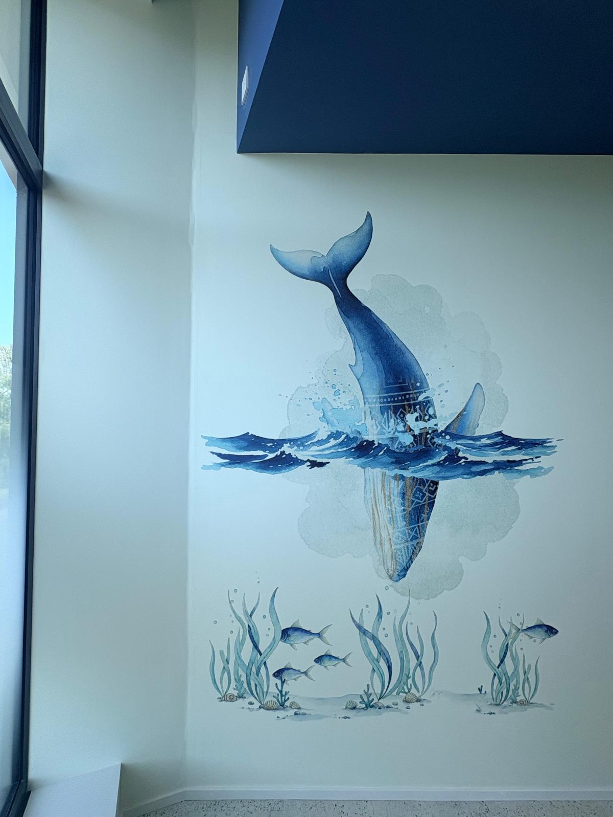 Fresque murale — baleine aquarelle traversant la surface de l'eau, banc de poissons et algues