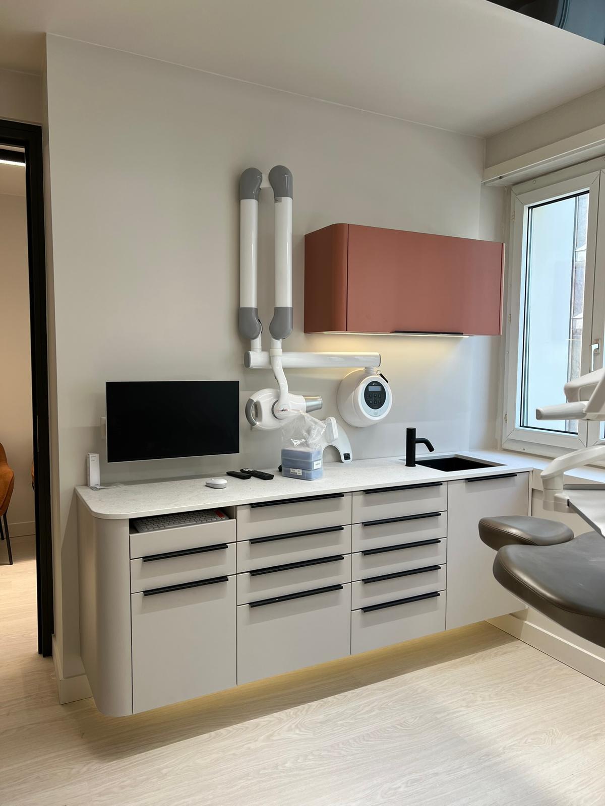 Salle de soin — mobilier blanc, meuble haut terracotta et plan de travail clair