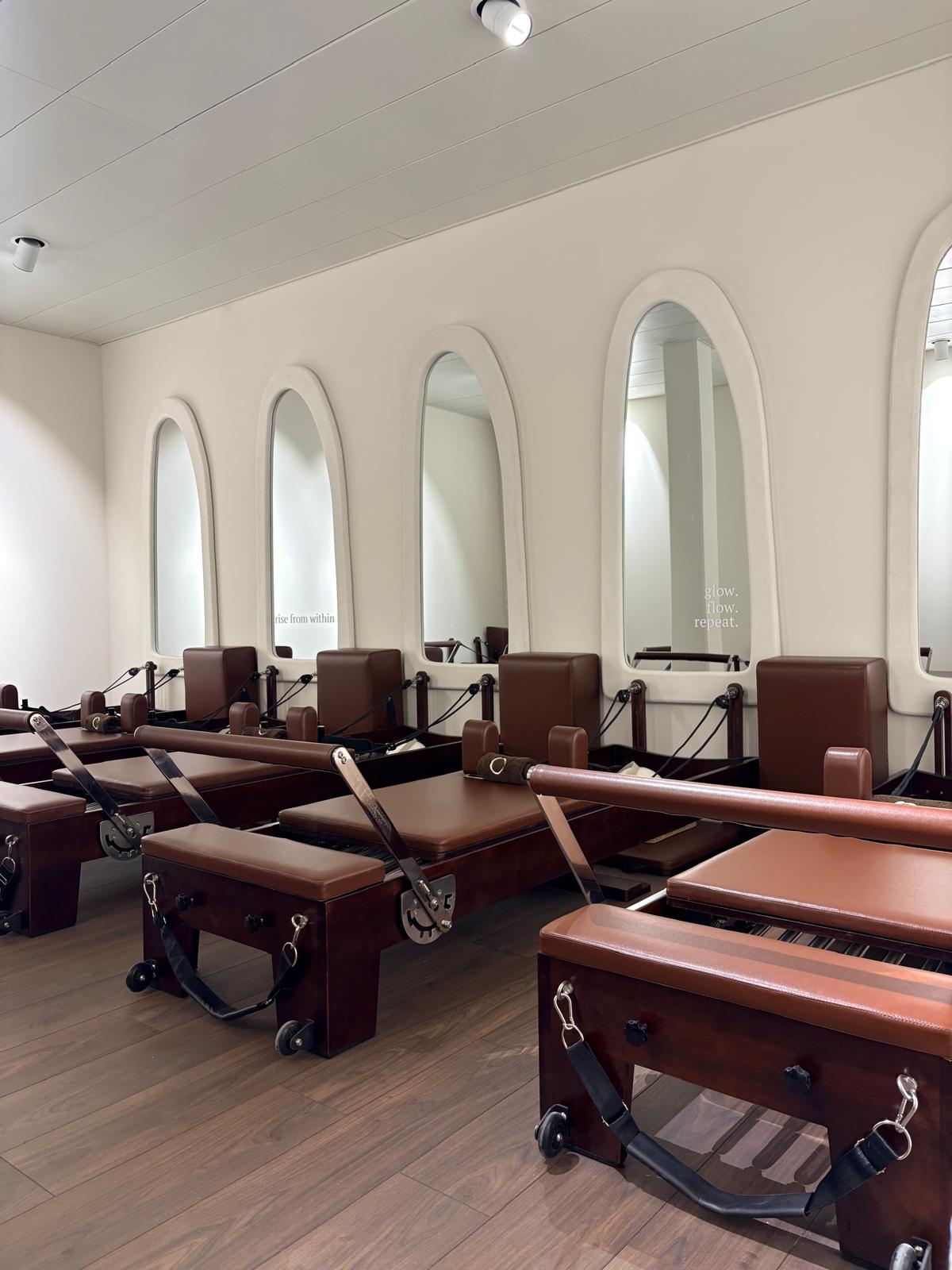 Espace lounge — fauteuils bouclette et arche lumineuse