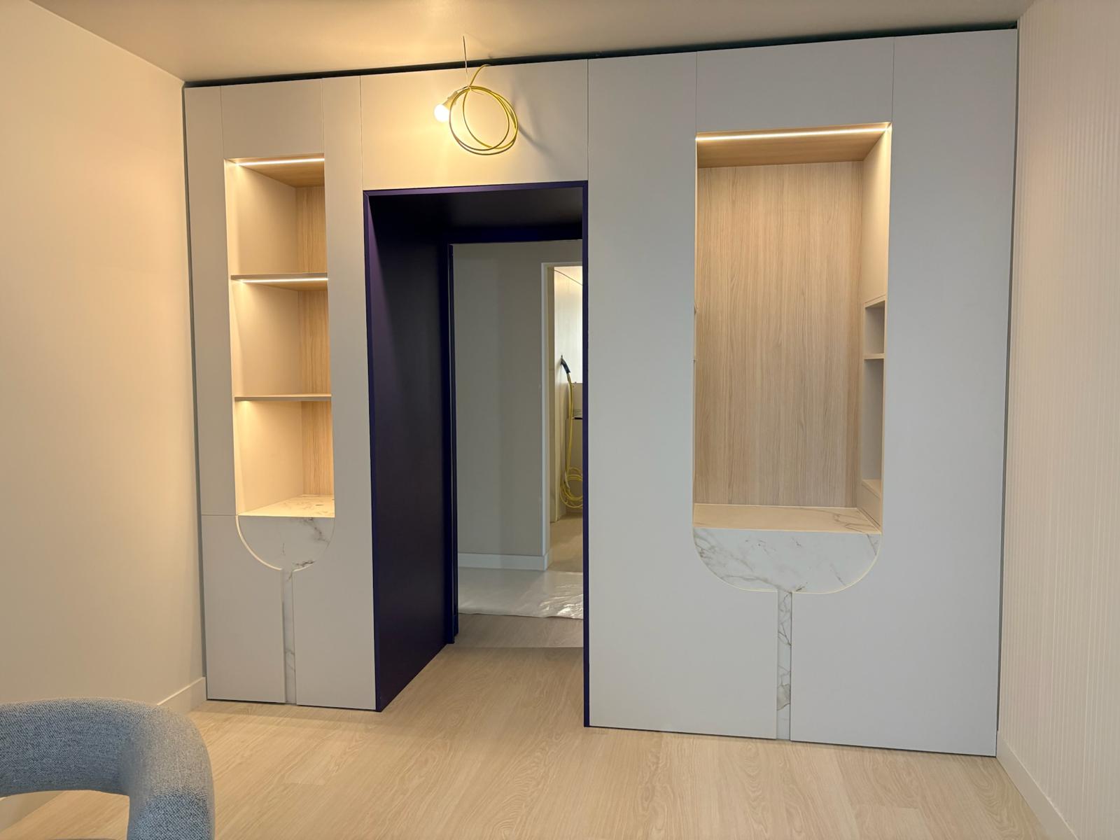 Mur sur mesure — niches rétroéclairées, marbre, bois et passage encadré violet